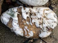 Unebener weißer Stein mit braunen Einschlüssen